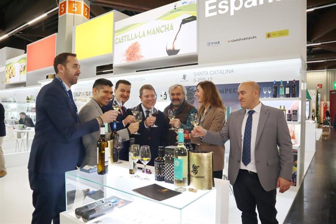 El presidente Emiliano García-Page durante su visita a la Feria alemana Biofach