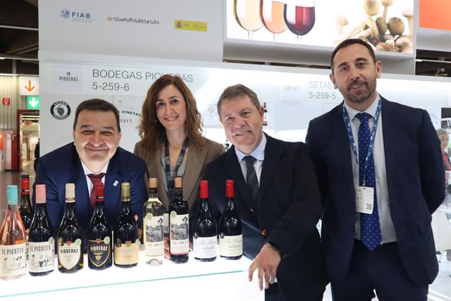 El presidente de Castilla-La Mancha, Emiliano García-Page, visita en Núremberg, la Feria Biofach 2023.