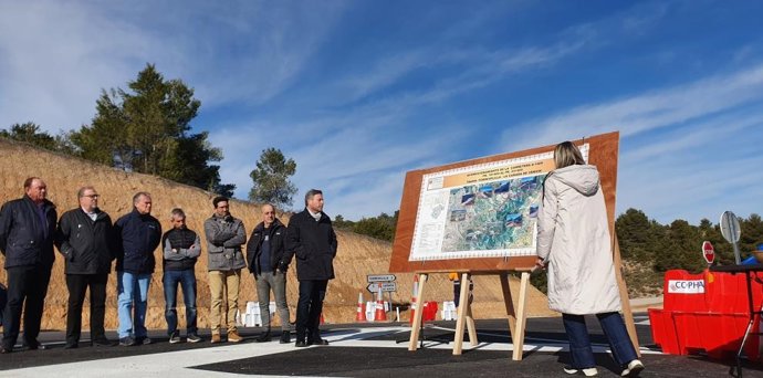 Inauguración del tramo de carretera que une las localidades de Torrevelilla y La Cañada de Verich