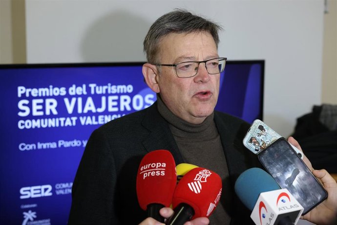 Archivo - El 'president' de la Generalitat, Ximo Puig, atiende a los medios (archivo)