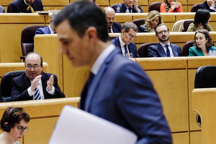 El presidente del Gobierno, Pedro Sánchez, comparece en un pleno del Senado, a 31 de enero de 2023, en Madrid (España). Esta comparecencia es la primera de este año que ha confrontado a Sánchez y al líder del PP, Alberto Núñez Feijóo. Sánchez ha informa