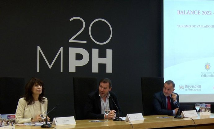 El alcalde de Valladolid, Óscar Puente, flanqueado por la concejal de Cultura y Turismo, Ana Redondo, y el gerente de la Sociedad Mixta de Turismo, Juan Manuel Guimerans.