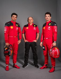 Carlos Sainz, Charles Leclerc y Fred Vasseur en la presentación de Ferrari