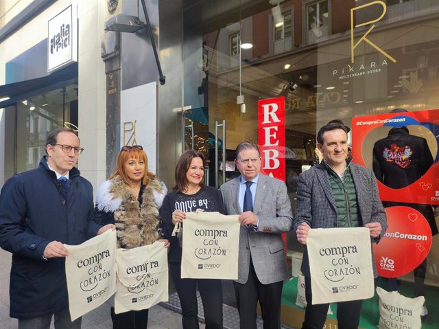 El alcalde de Oviedo, Alfredo Canteli, y los concejales Marios Arias y Javier Cuesta en la presentación de la campaña de comercio local con motivo de 'San Valentín' ante la tienda de moda 'Pikara'