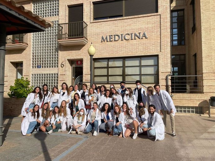 Un grupo de estudiantes de la quinta promoción del Grado en Medicina de la UCAM, ante el edificio de la Facultad en el Campus de Los Jerónimos