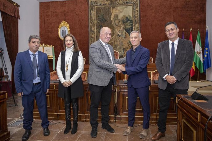 El presidente de la Diputación de Córdoba, Antonio Ruiz (centro), recibe a representantes de la Secretaría de Integración Regional del Gobierno de Córdoba en Argentina.