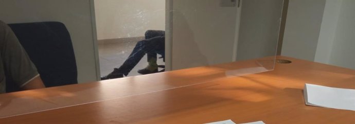 Policía controlando la sala de visitas