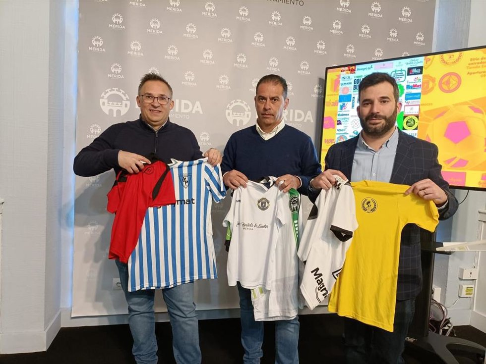 Presentación del torneo 'Goles Por Una Buena Causa' este martes en el Ayuntamiento de Mérida