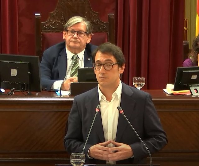 El conseller de Modelo Económico, Turismo y Trabajo, Iago Negueruela, durante la defensa de la ley.