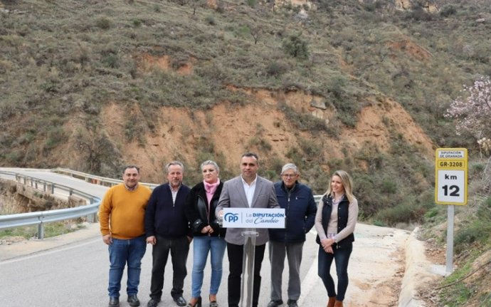 El presidente del PP de Granada, Francisco Rodríguez, durante una intervención en el puente de la localidad de Albuñuelas (Granada) .