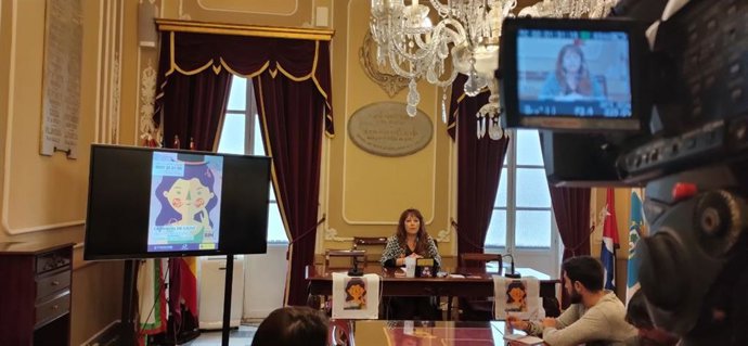 La concejala de Feminismos en el Ayuntamiento de Cádiz, Lorena Garrón, presenta la VI edición de la campaña 'No es No. Por un Carnaval sin violencias'