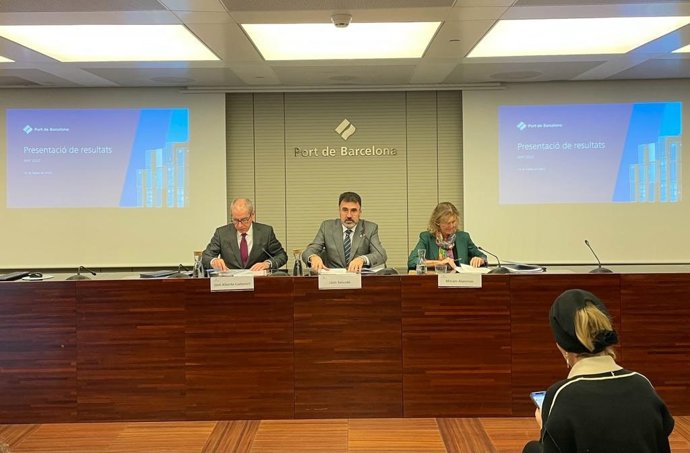 El presidente del Puerto de Barcelona, Lluís Salvadó, en rueda de prensa junto al director general, José Alberto Carbonell, y la subdirectora general de Económico Financiero, Miriam Alaminos.