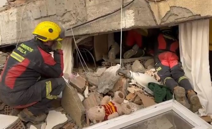 Bomberos sevillanos voluntarios en las tareas de rescate de damnificados por el terremoto en Turquía.