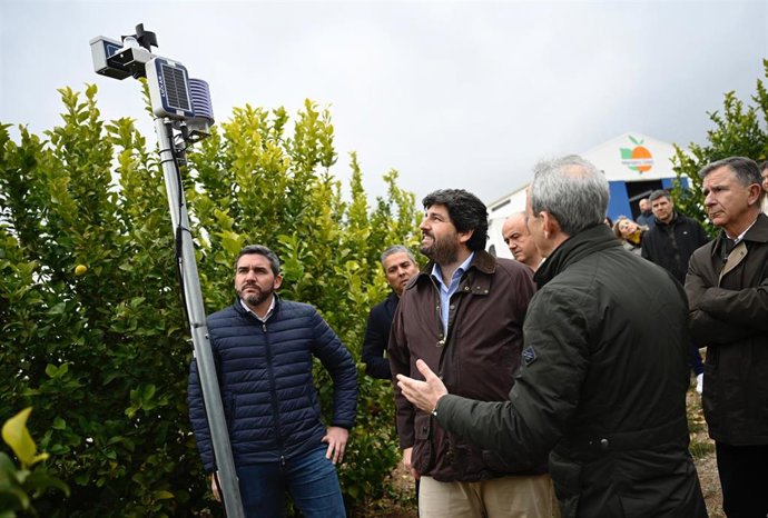 El presidente de la Comunidad visita una finca agrícola que dispone de alta tecnología en sus cultivos
