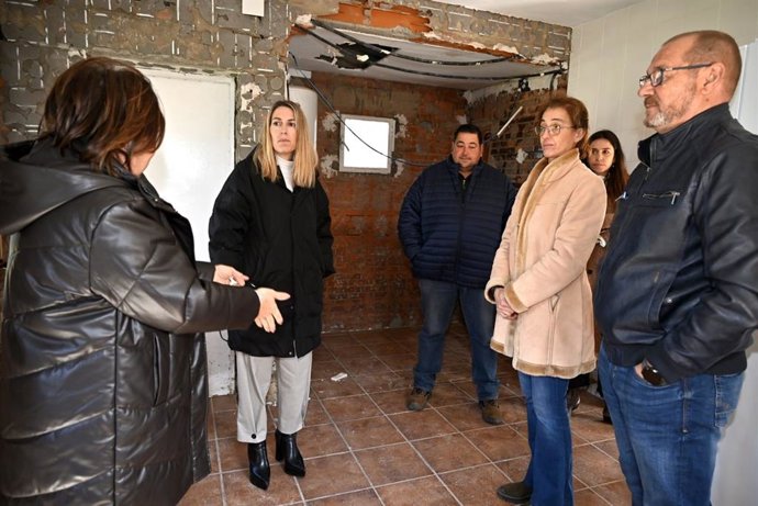 La presidenta del PP de Extremadura, María Guardiola, en Valdebótoa con afectados por la borrasca Efraín