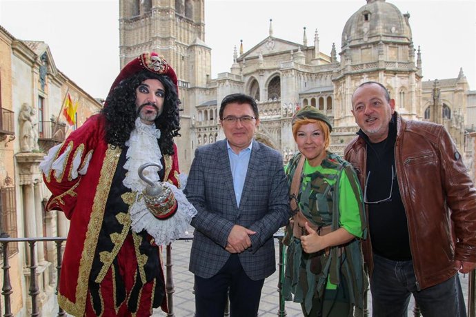 El concejal de Cultura, Teo García con los protagonistas de Peter el Musical