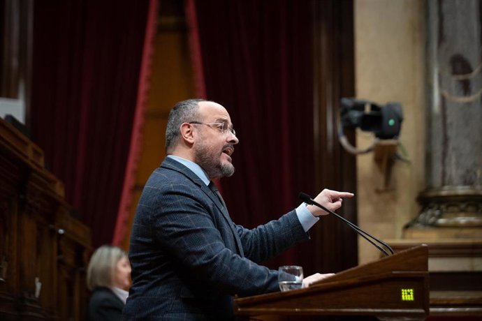 El líder del PP en Catalunya, Alejandro Fernández, interviene durante el pleno de debate a la totalidad de los Presupuestos catalanes 2023, en el Parlament, a 14 de febrero de 2023, en Barcelona, Catalunya (España). El pleno del Parlament celebra el deb