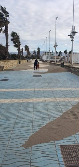 Imagen de archivo de arena en el paseo marítimo tras el temporal