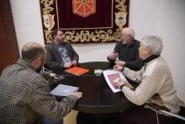 El presidente del Parlamento, Unai Hualde, con una representación de la iniciativa popular que busca conmemorar el 130 aniversario de la Gamazada.