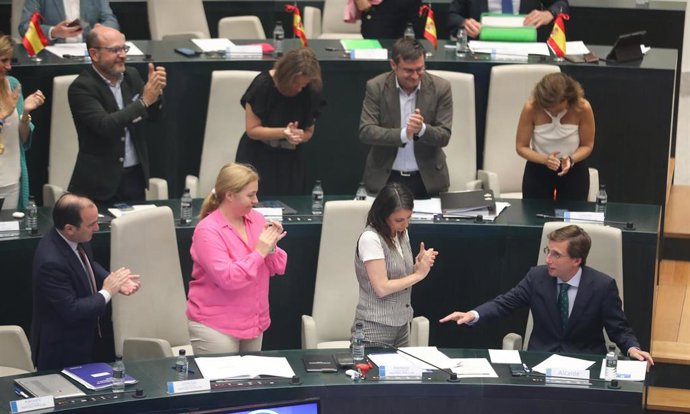 Archivo - Los delegados y concejales del PP, aplauden la intervención del alcalde de Madrid, José Luis Martínez-Almeida.
