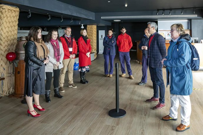 El vicepresidente y consejro de Cultura, Pablo Zuloaga, recibe a la nueva directora del Museo Marítimo del Cantábrico, Lucía Fernández Granados