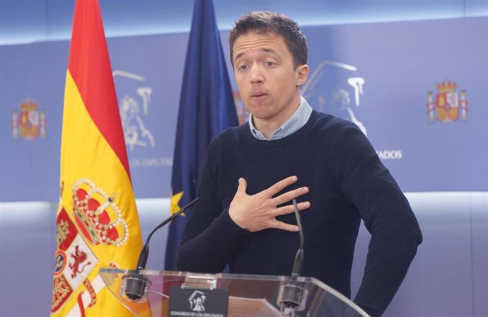 El líder de Más País, Iñigo Errejón, durante una rueda de prensa anterior a la reunión de la Junta de Portavoces, en el Congreso de los Diputados, a 14 de febrero de 2023, en Madrid (España).