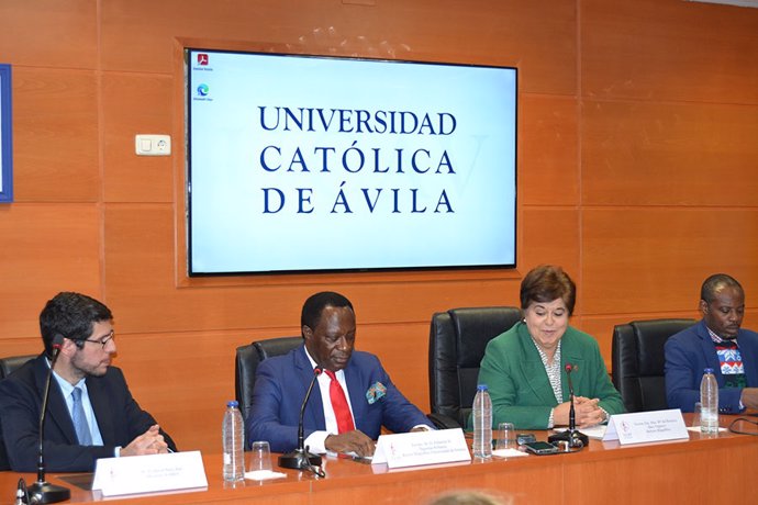 María del Rosario Sáez Yuguero, rectora de la UCAV; y Filiberto Ntutumu Nguema Nchama, rector de la Universidad Nacional de Guinea Ecuatorial (UNGE).