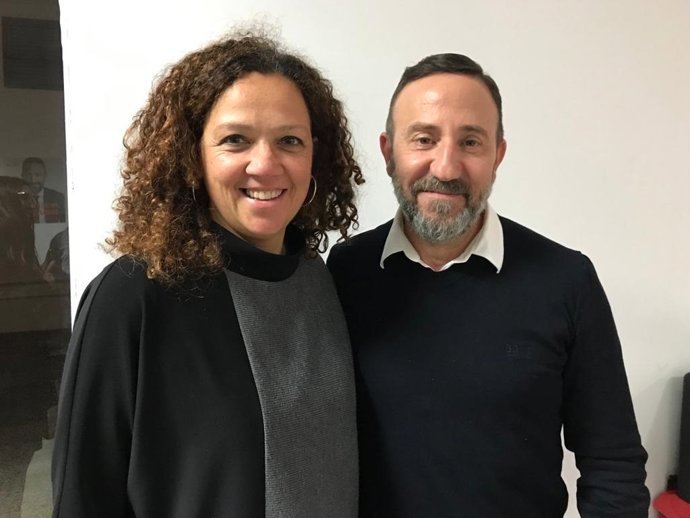 La secretaria general de la Federación Socialista de Mallorca y presidenta del Consell, Catalina Cladera, y el candidato a la reelección en la alcaldía de Capdepera, Rafel Fernández