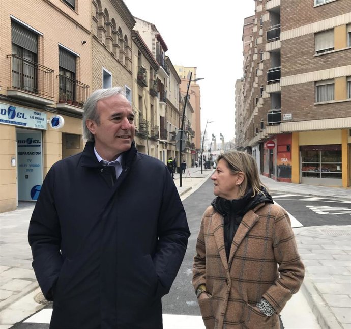 El alcalde de Zaragoza. Jorge Azcón, y la consejera municipal de Infraestructuras, Patricia Cavero han comprobado el resultado de la reforma integral de la calle Sixto Celorrio acompañados por varios vecinos y concejales de otros grupos municipales
