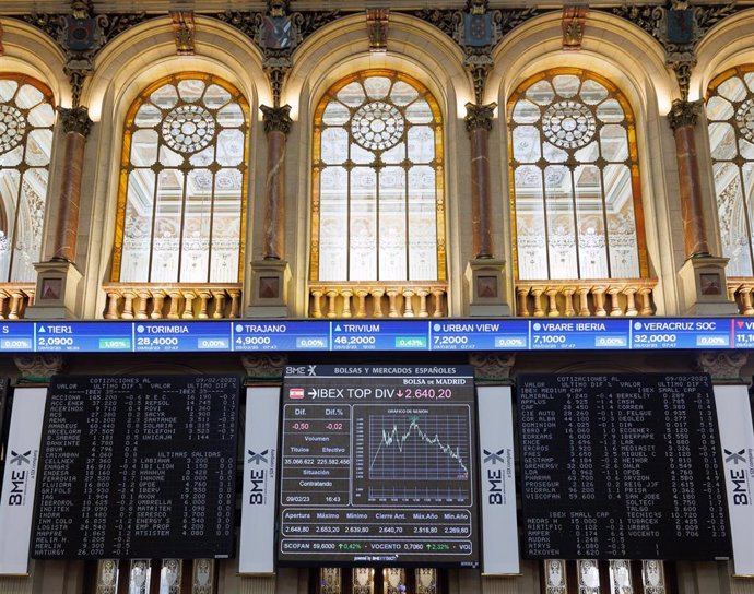 Un panel del Ibex 35 en el Palacio de la Bolsa, a 9 de febrero de 2023, en Madrid (España). 