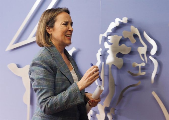 La portavoz del PP en el Congreso, Cuca Gamarra, a su llegada a una rueda de prensa posterior a la reunión de la Junta de Portavoces, en el Congreso de los Diputados, a 14 de febrero de 2023, en Madrid (España).