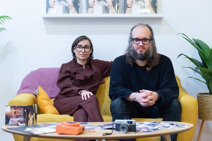 El dúo musical de Zahara y Martí Perarnau, _Juno, posan durante una entrevista para Europa Press.