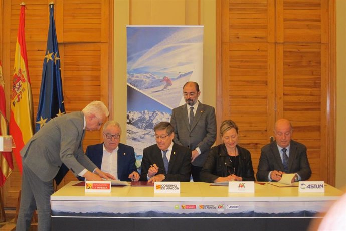 Un momento de la firma del convenio de colaboración entre Gobierno de Aragón, Aramón, Diputación de Huesca y el director general de Astún para la unión de esa estación de esquí con la de Formigal.