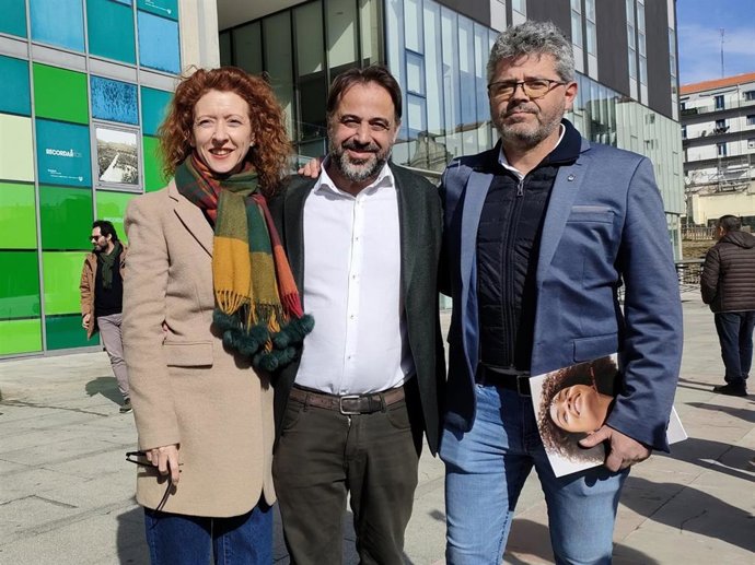El concejal Fernando Castaño (c) junto al coordinador autonómico de Afiliación y de los Cargos Públicos de Ciudadanos CyL, Manuel Hernández (d), y la primera teniente de alcalde en el Ayuntamiento, Ana Suárez.
