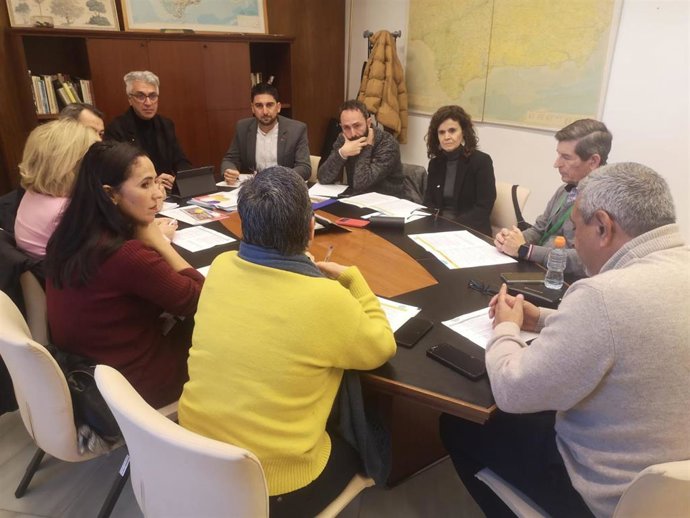 El candidato de Podemos-Izquierda Unida a las municipales para la Alcaldía de Sevilla, Ismael Sánchez, en el centro de la imagen, en la reunión con la Federación Salud Mental Andalucía.