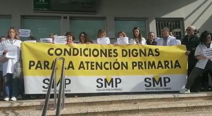 Protesta del Sindicato de Médicos y Médicas de Atención Primaria (SMP) de este lunes en Mijas (Málaga)
