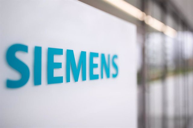 Archivo - Logo de Siemens en la entrada de unas oficinas de Alemania.