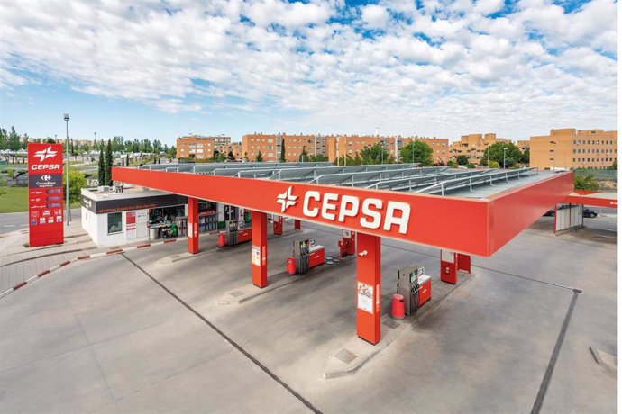 Estación de servicio con placas solares.