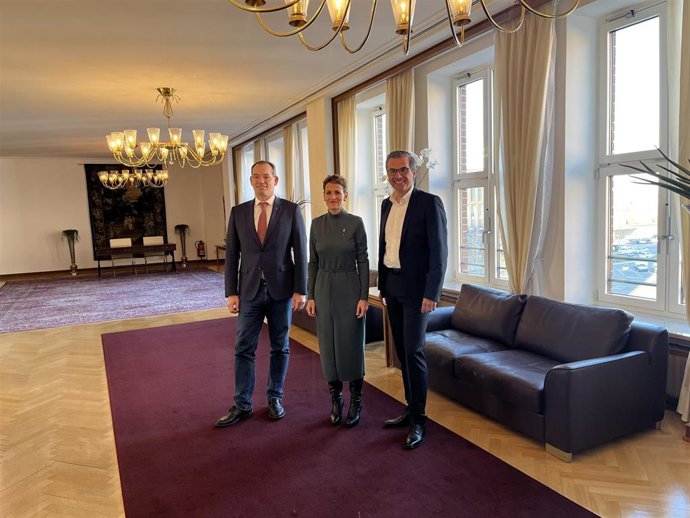 De izda. A dcha., Michael Hobusch, la Presidenta Chivite, y Christian Vollmer.