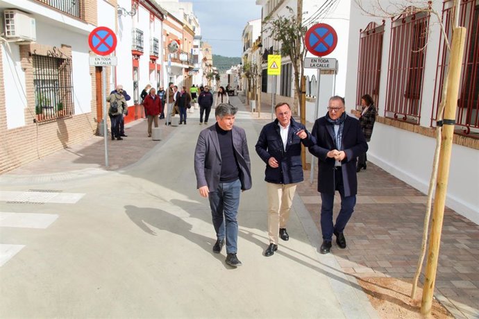 El delegado de Asistencia Económica con los Municipios y Mancomunidades, Rafael Llamas (izda.), el delegado de Cohesión Territorial de territorial, Juan Díaz (dcha.), y el alcalde de Villafranca, Francisco Palomares.
