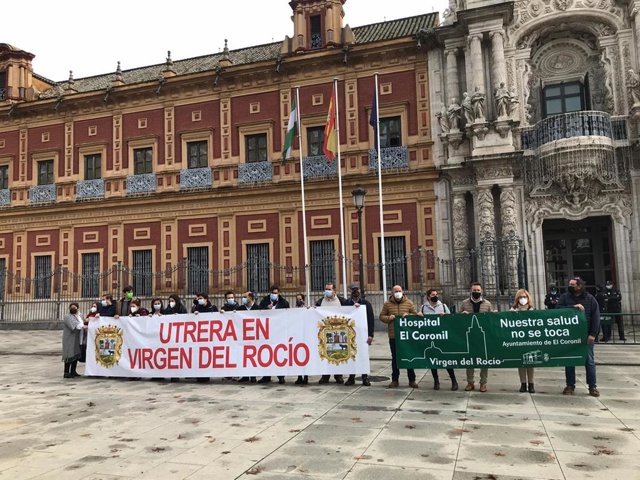 Archivo - Imagen de archivo de una protesta en San Telmo para reclamar que Utrera siguiera adscrita al Virgen del Rocío. 