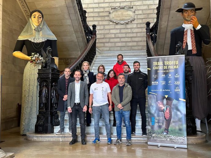 Presentación de la décima edición del Trail Trofeo Ciutat de Palma en el vestíbulo del Ayuntamiento