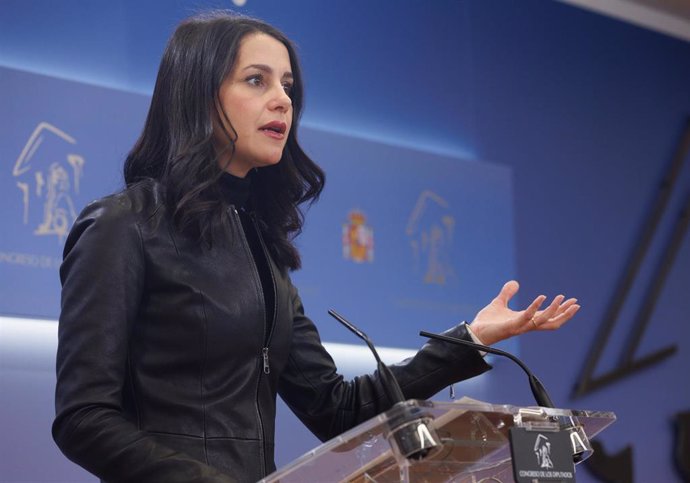 La portavoz de Ciudadanos en el Congreso, Inés Arrimadas, durante una rueda de prensa posterior a la reunión de la Junta de Portavoces, en el Congreso de los Diputados, a 14 de febrero de 2023, en Madrid (España).