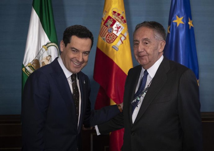 El presidente de la Junta de Andalucía, Juanma Moreno (i), con el presidente de la ingeniería Ayesa, José Luis Manzanares (d), durante su reunión en el Palacio de San Telmo. A 14 de febrero de 2023, en Sevilla (Andalucía, España).