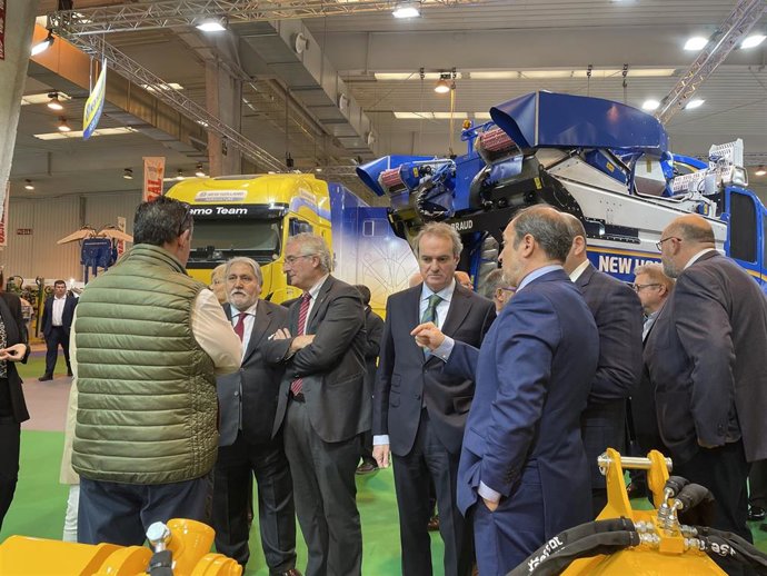 De izquierda a derecha, el presidente de Feria de Zaragoza, Manuel Teruel; el consejero de Agricultura, Ganadería y Medio Ambiente, Joaquín Olona; y el presidente de Cámara de Comercio de Zaragoza, Jorge Villarroya, durante la inauguración de ENOMAQ.