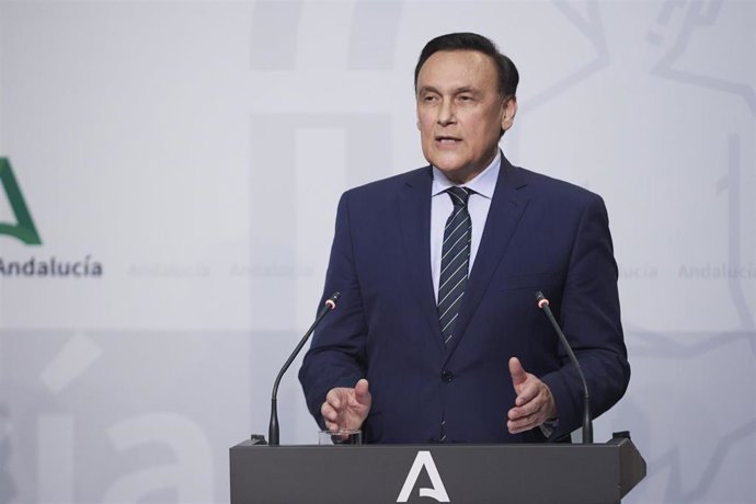 El consejero de Universidad e Innovación de la Junta de Andalucía, José Carlos Gómez Villamandos, durante la rueda de prensa posterior a la reunión semanal del Consejo de Gobierno de la Junta de Andalucía en el Palacio de San Telmo, a 14 de febrero de 2
