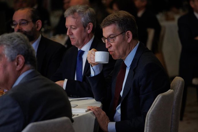 El presidente de la Xunta de Galicia y líder del Partido Popular gallego, Alfonso Rueda (c) y el presidente del PP, Alberto Núñez Feijóo, durante el foro de conversación de El Debate, en el Hotel Four Seasons, a 14 de febrero de 2023, en Madrid (Españ