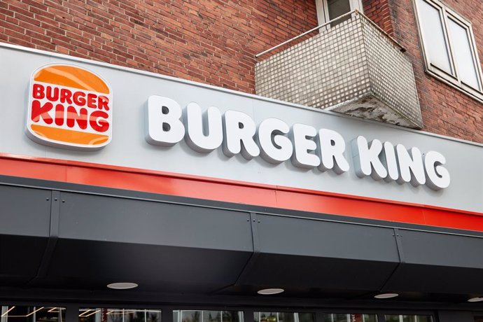 Archivo - FILED - 02 August 2022, Hamburg: A view of the logo of the Fast-food restaurant company "Burger King" placed on the facade of a branch in Hamburg. Burger King to invest $400m to 'reclaim the flame,' boost US sales. Photo: Georg Wendt/dpa