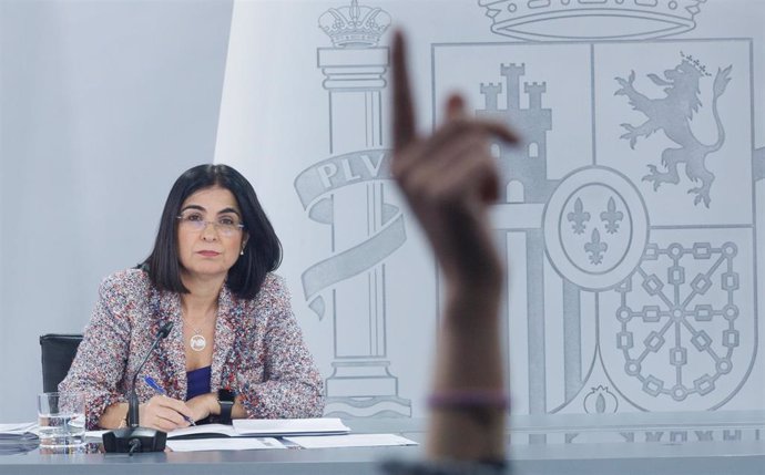 La ministra de Sanidad, Carolina Darias, ofrece una rueda posterior a la reunión del Consejo de Ministros, en el Palacio de la Moncloa, a 7 de febrero de 2023, en Madrid (España).