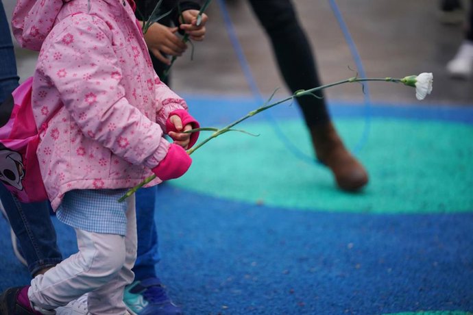 Archivo - Una niña con una flor.
